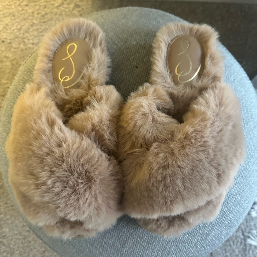 Women’s Faux fur beige slippers-  size 7